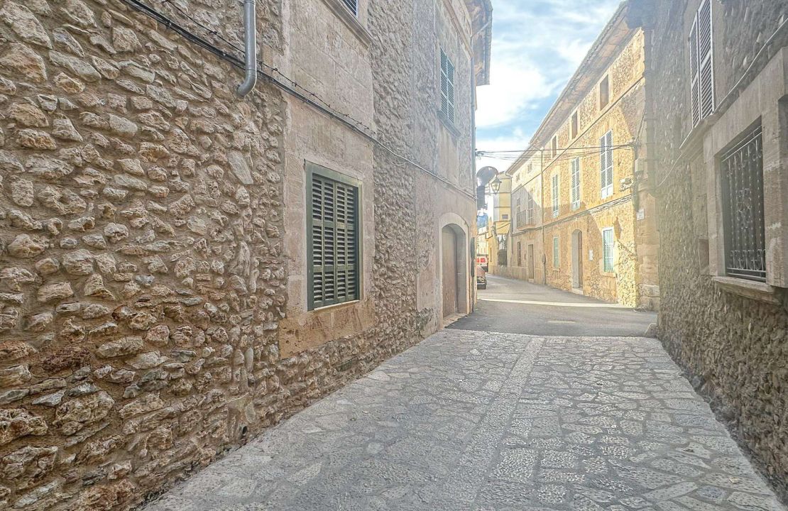 Townhouse for sale in Pollença old town to be refurbished